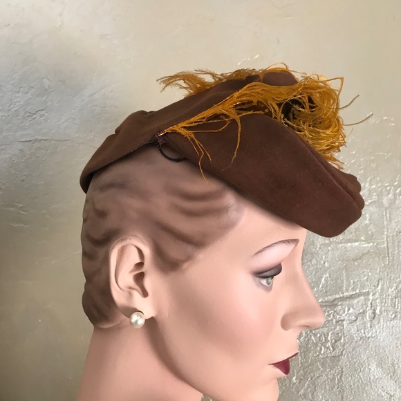 CAPTIVATING 1930s TAN FELT TILT HAT WITH GOLD FEATHERS & TWO RHINESTONE JEWELS main image 13